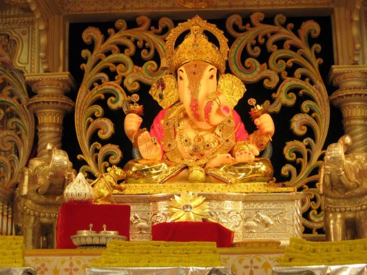 Lovely Decoration Of God Siddhivinayak - Dagadusheth Halwai Ganapati Temple  - 1920x1440 Wallpaper 