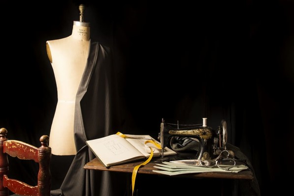 Mannequin And Sewing Machine - 910x608 Wallpaper 
