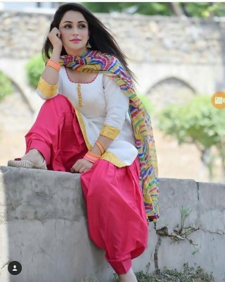 Punjabi Girl In Salwar Suit Sitting Outdoor Wallpaper - White Suit ...