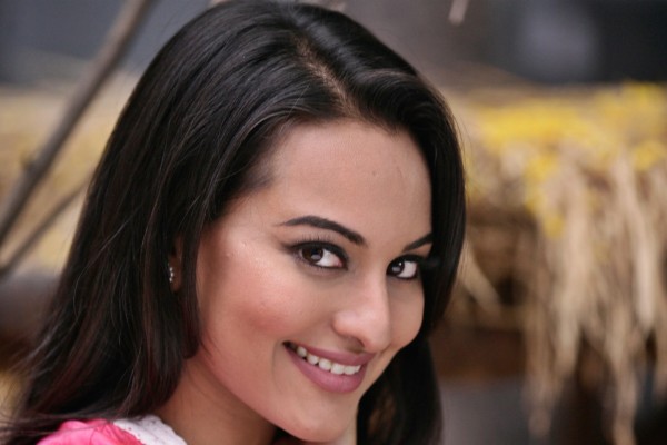 Sonakshi Sinha Cute In Son Of Sardar - 1920x1280 Wallpaper - teahub.io