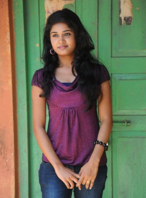 Wallpapers Heroine Telugu Group - Railway Station Movie Heroine