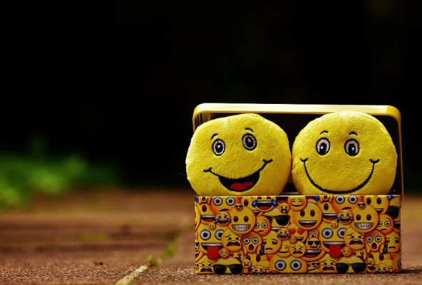 Two Yellow Smile Emoji Pillows, Smilies, Funny, Joy, - Emoji Pillow Wallpaper  Hd - 910x614 Wallpaper 
