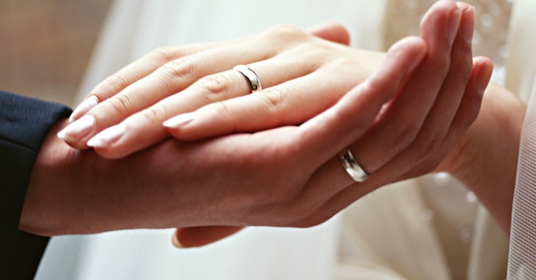 Hands With Wedding Ring - 2529x1321 Wallpaper - teahub.io