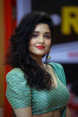 Beautiful Tamil Actress Hd - 1067x1600 Wallpaper 