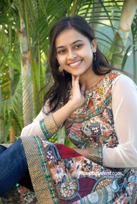 Sri Divya - Bus Stop Movie Heroine - 700x1043 Wallpaper - teahub.io