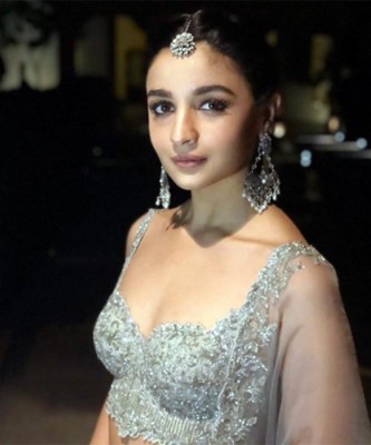 Alia Bhatt Blue Bikini - 800x609 Wallpaper - teahub.io