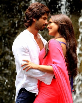 Shahid Kapoor And Sonakshi Sinha - 640x800 Wallpaper - Teahub.io