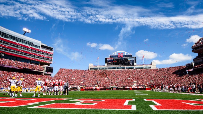 Memorial Stadium Lincoln Field - 1600x900 Wallpaper - teahub.io