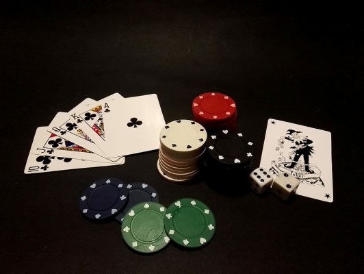 Shuffle Hand Cards Playing Deck Poker Game カード シャッフル 1366x768 Wallpaper Teahub Io