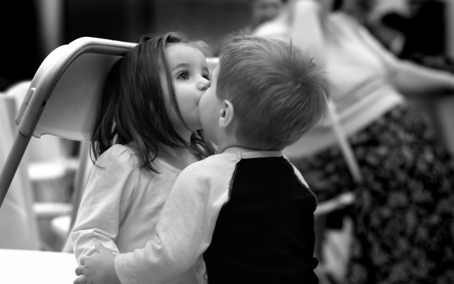 Cute Kids Love Hug Hd Wallpaper Data-src /w/full/4/d/5/137241 - Cute Kiss -  1920x1200 Wallpaper 
