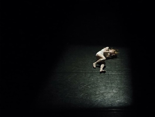 Photo Of Person Lying On Floor, Dark, Girl, Spotlight, - สี ดำ น่า กลัว ...