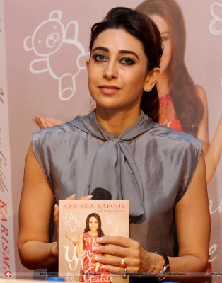 Karisma Kapoor Tries On The Rabbit Filter For Her Pic - Karisma Kapoor Sexy  Face - 750x1333 Wallpaper 