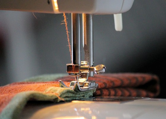 Brown And Green Textile On Sewing Machine, Foot, Yarn, - Janome Dc 2014  Review - 910x651 Wallpaper 
