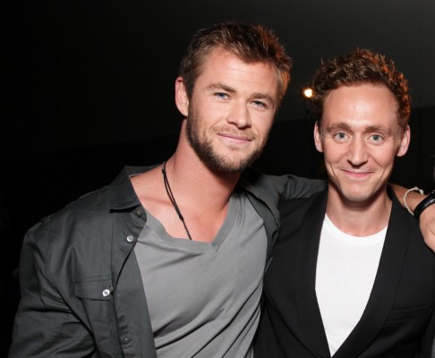 Chris Hemsworth Tom Hiddleston - 1280x1052 Wallpaper - teahub.io