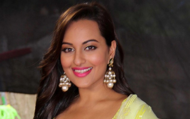 Sonakshi Sinha Bollywood Actress Hd Wallpaper - Girl - 2560x1600 