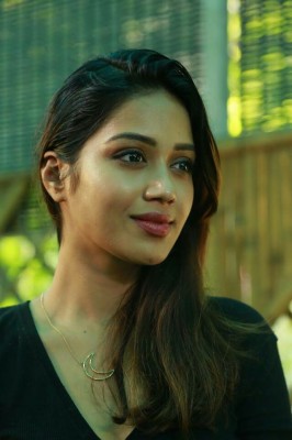 Tamil Actress Nivetha Pethuraj Hd - 640x960 Wallpaper - teahub.io