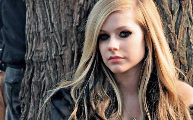 Avril Lavigne Iphone Wallpaper Avril Lavigne Wallpaper Iphone Hot 640x960 Wallpaper Teahub Io