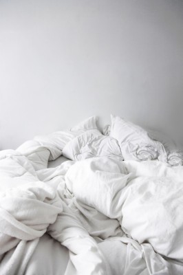 Tumblr Room Wallpaper - Messy White Bed Sheets - 683x1024 Wallpaper -  