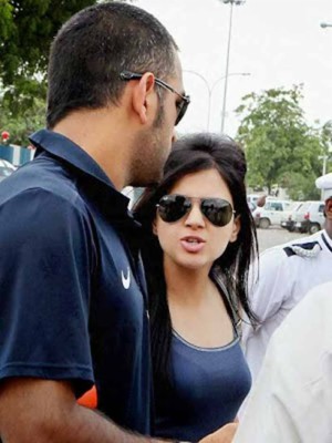Mahendra Singh Dhoni And Sakshi Dhoni Clicked Together - Cricket Player  Dhoni Wife - 700x933 Wallpaper 