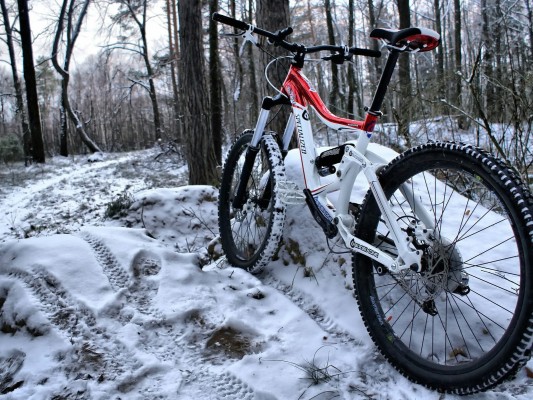 13404 Mountain Bike In The Snowy Forest Sport Wallpaper - Mountain Bike ...