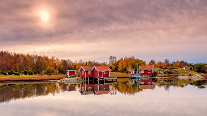 Autumn Lakeside Village in Sweden Photography Wallpaper - Schweden
