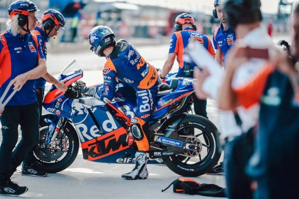 Red Bull Ktm Motogp 56x3702 Wallpaper Teahub Io