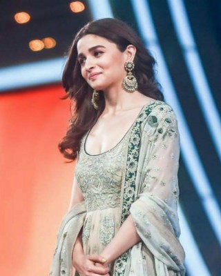 Alia Bhatt Ke Wallpaper - Alia Bhatt New Film - 1600x1200 Wallpaper(05)