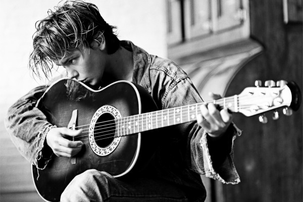 River Phoenix Wallpapers Hd - River Phoenix Guitar - 2000x1333