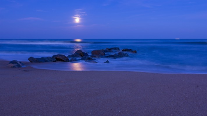 Download 2048x1152, Wallpaper Blue, Beach, Beach, Sand, Moon, - Ocean ...