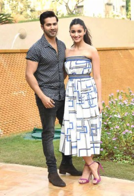 Alia Bhatt And Varun Dhawan Promote Badrinath Ki Dulhania - Family - 670x980 Wallpaper Alia Bhatt And Varun Dhawan Promote Badrinath Ki Dulhania - Family - 670x980 Wallpaper