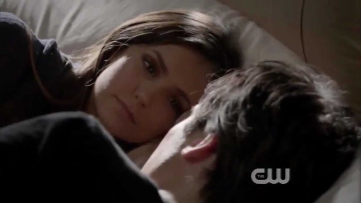 Delena - Damon And Elena Kiss - 800x600 Wallpaper - teahub.io