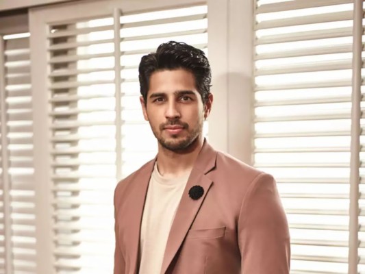 Sidharth Malhotra As Pvc Captain Vikram Batra In `shershaah` - Sher ...