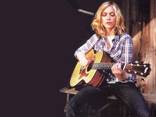 Madonna Playing Acoustic Guitar - 1600x1200 Wallpaper - teahub.io