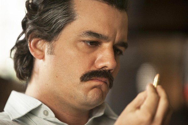 Pablo Escobar Narcos Smoking - 722x960 Wallpaper - teahub.io