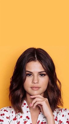 Selena Gomez With Blonde Hair - 1366x768 Wallpaper 
