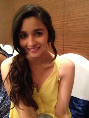 Alia Bhatt Wallpapers - Alia Bhatt Hot White Bikini - 1280x1024 Wallpaper - Alia Bhatt Wallpapers - Alia Bhatt Hot White Bikini - 1280x1024 Wallpaper -