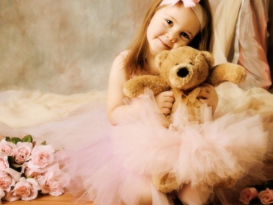 Pretty Cute Girl And Teddy Bear Wallpaper - Lovely Teddy Bear With Girl  - HD Wallpaper