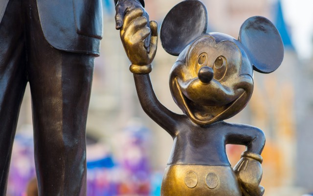 Mickey Mouse Disney Statue Bronze Cartoon Bokeh - Estatua De Mickey Mouse -  2560x1600 Wallpaper - teahub.io