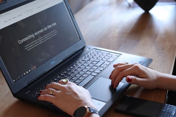 Person Working On A Dell Laptop - 910x607 Wallpaper - teahub.io